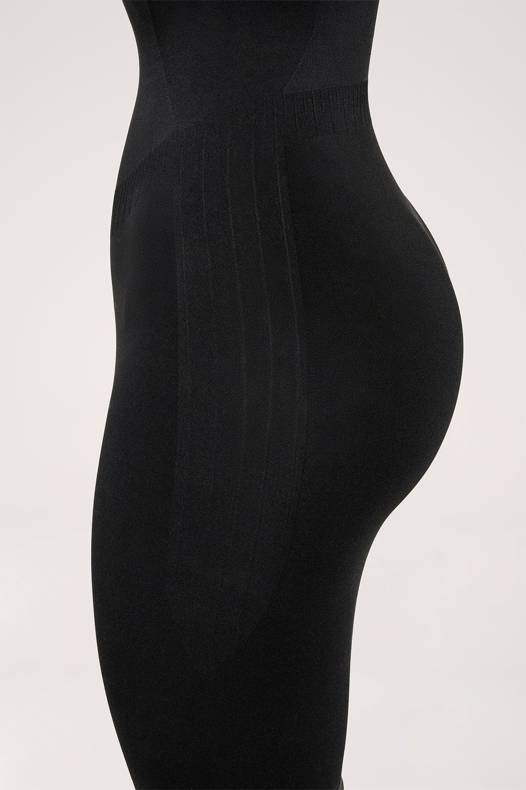 Sukienka modelująca black