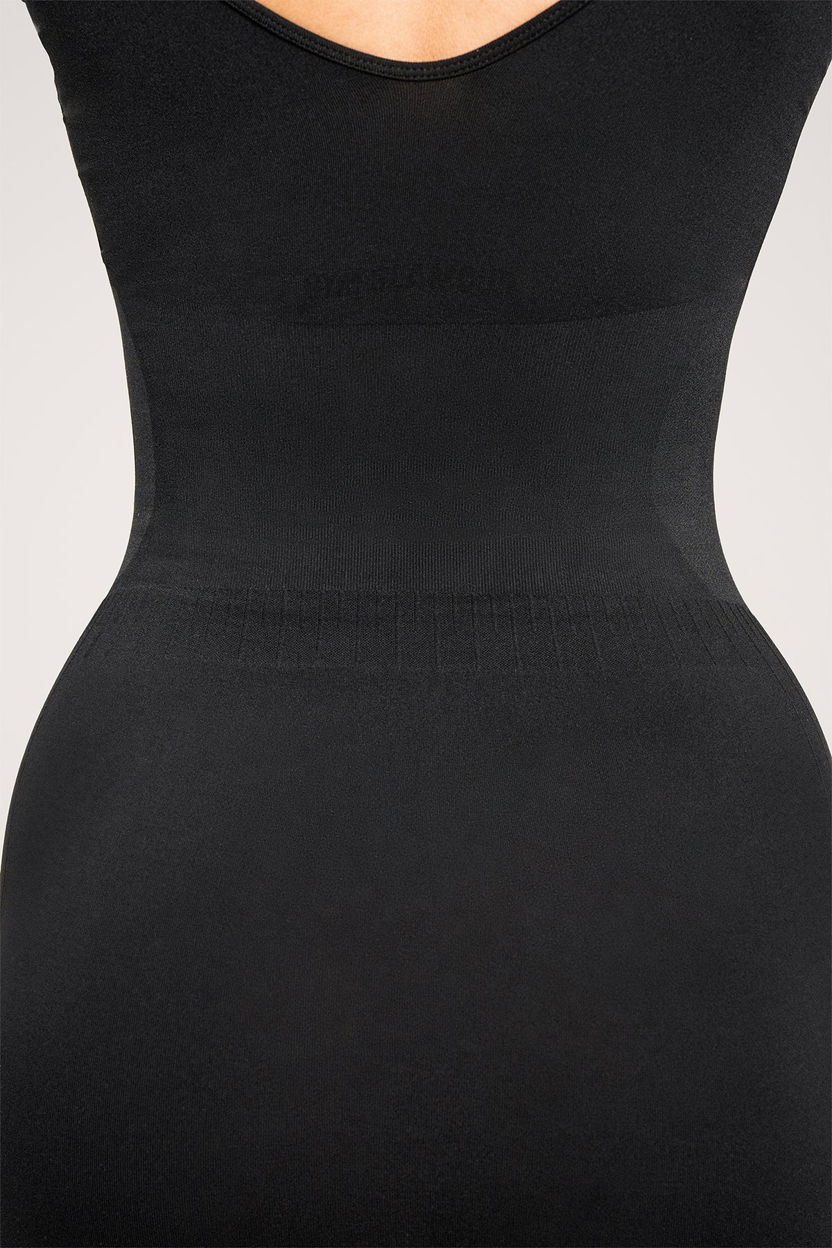 Sukienka modelująca black