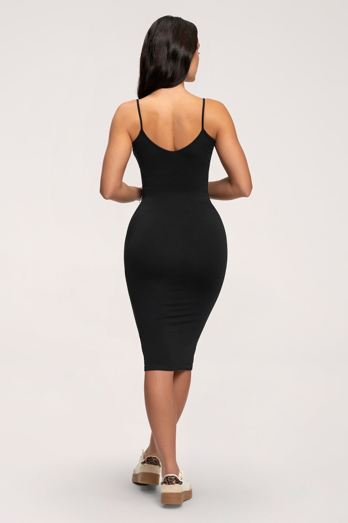 Sukienka modelująca black